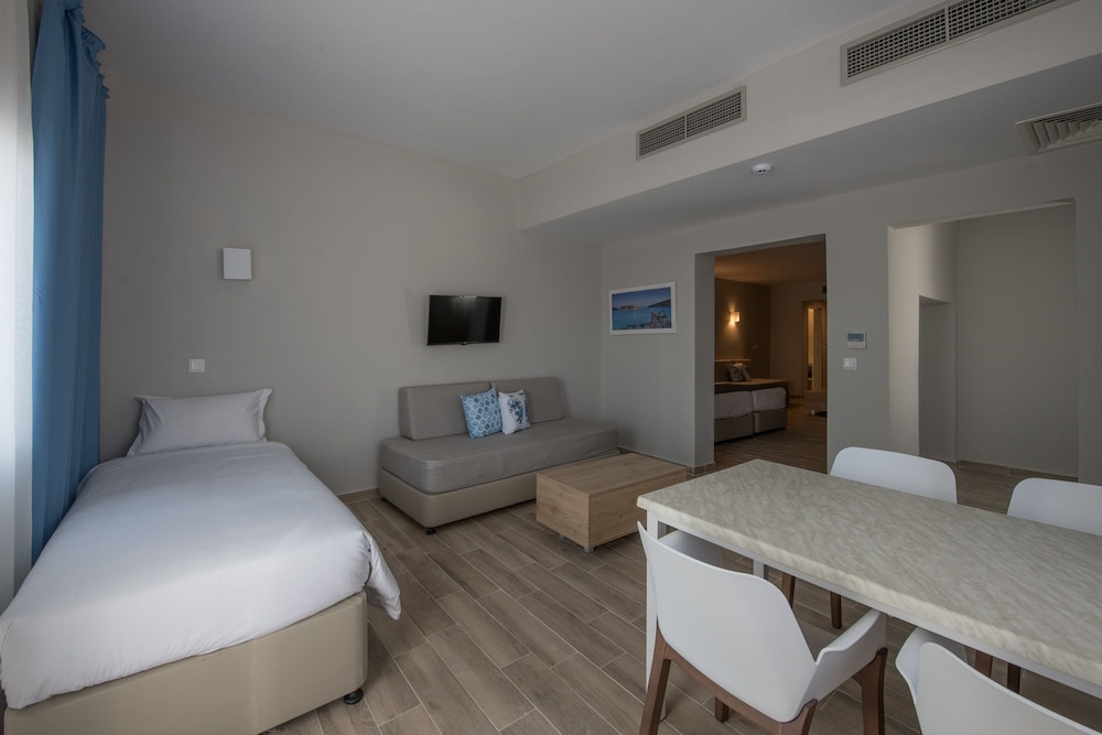Elounda Breeze Resort - All Inclusive — Hotel rooms in Elounda