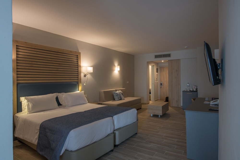 Elounda Breeze Resort - All Inclusive — Hotel rooms in Elounda
