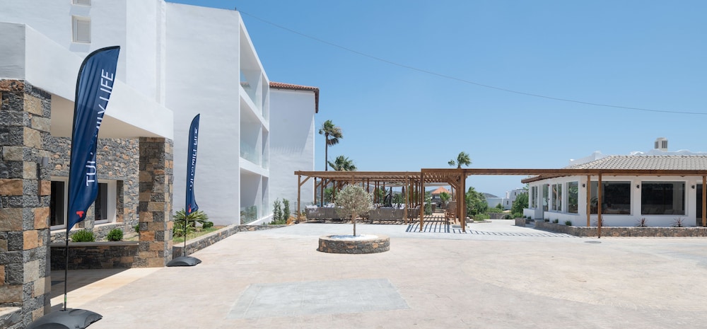 Elounda Breeze Resort - All Inclusive — Hotel building in Elounda
