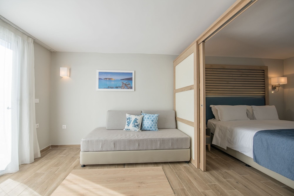 Elounda Breeze Resort - All Inclusive — Hotel rooms in Elounda