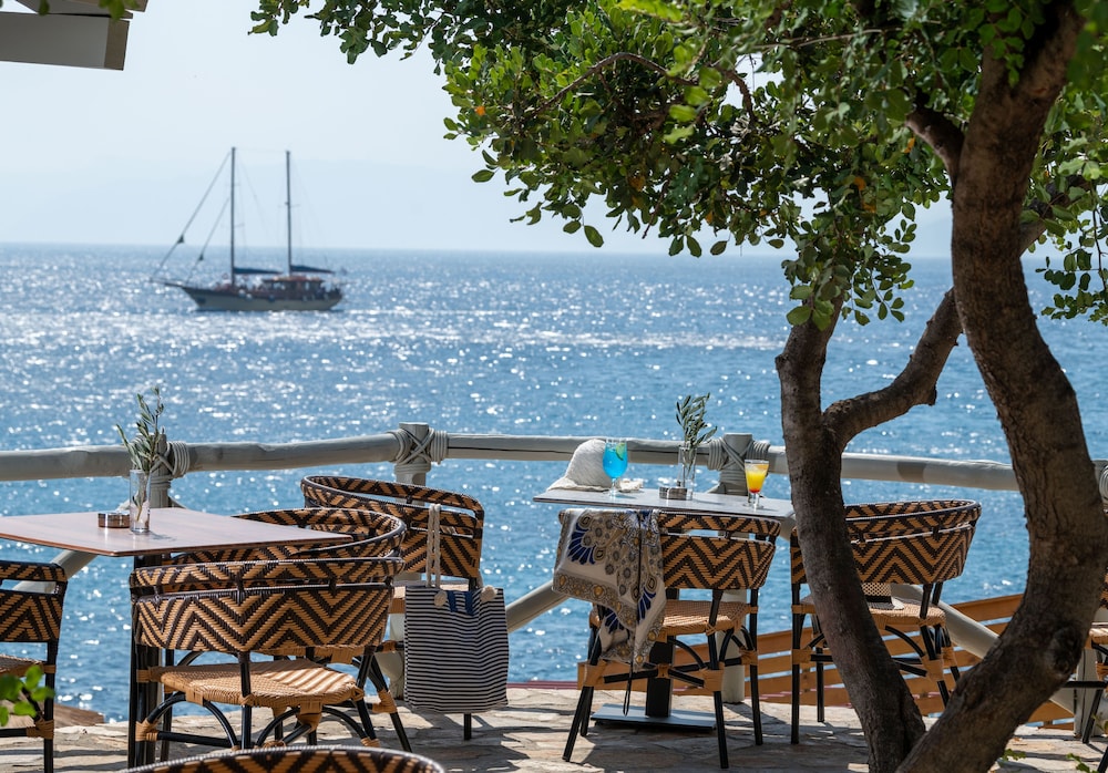 Elounda Breeze Resort - All Inclusive — Restaurant & bars in Elounda