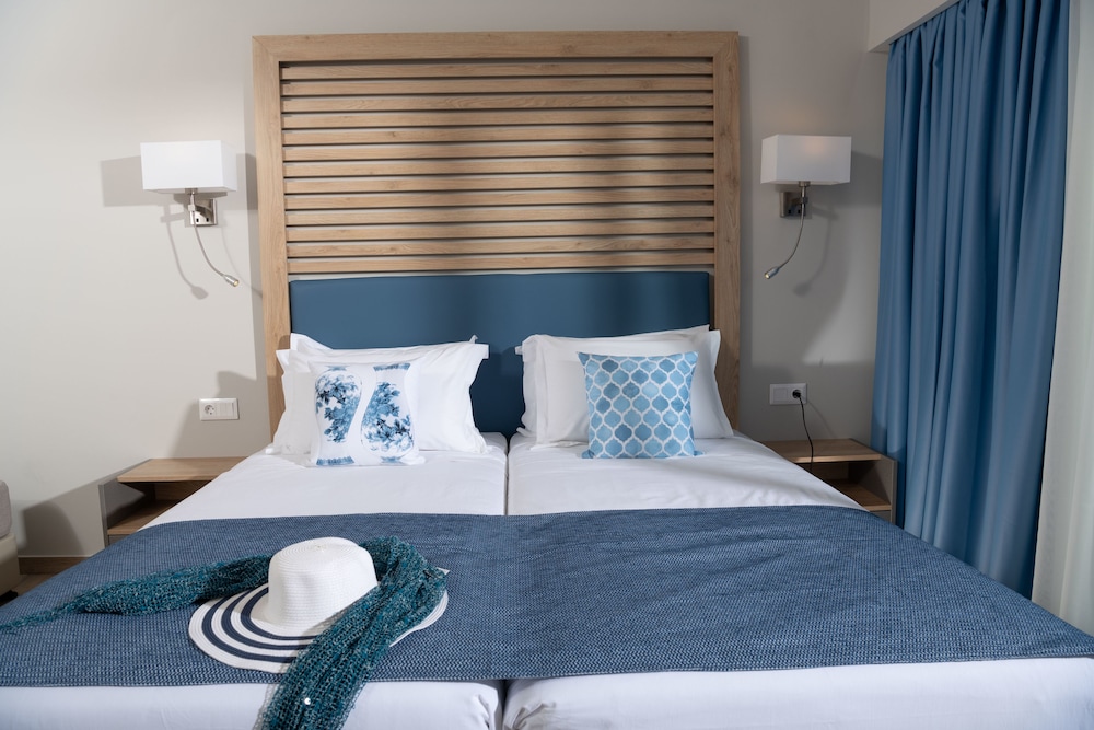 Elounda Breeze Resort - All Inclusive — Hotel rooms in Elounda