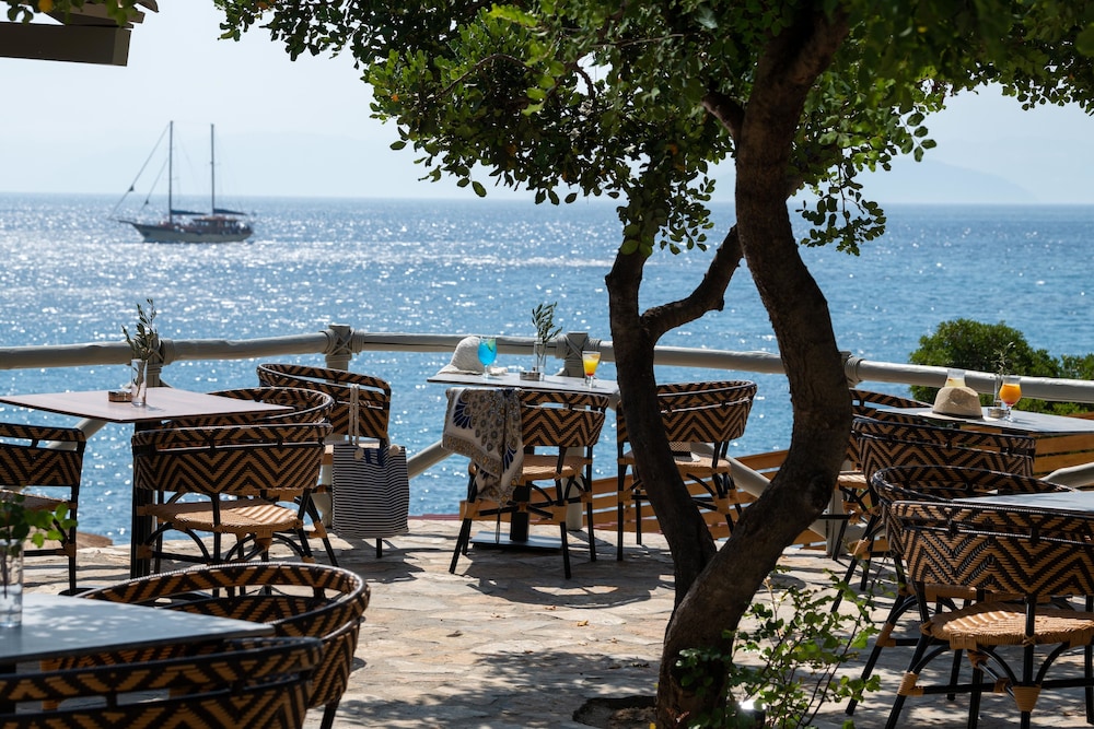 Elounda Breeze Resort - All Inclusive — Restaurant & bars in Elounda