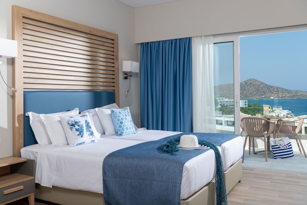 Elounda Breeze Resort - All Inclusive — Hotel rooms in Elounda