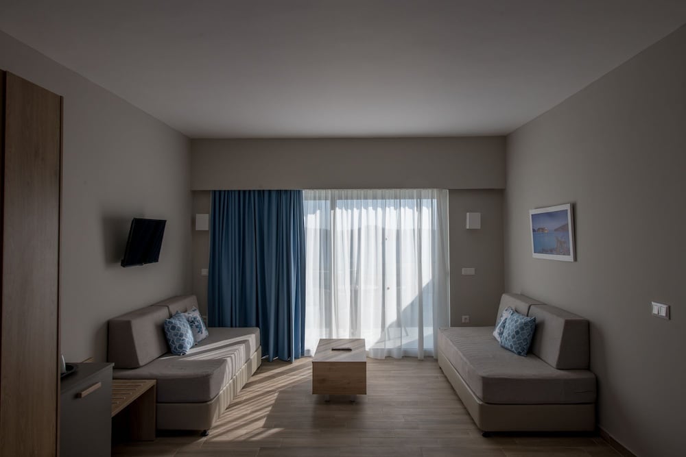 Elounda Breeze Resort - All Inclusive — Hotel rooms in Elounda