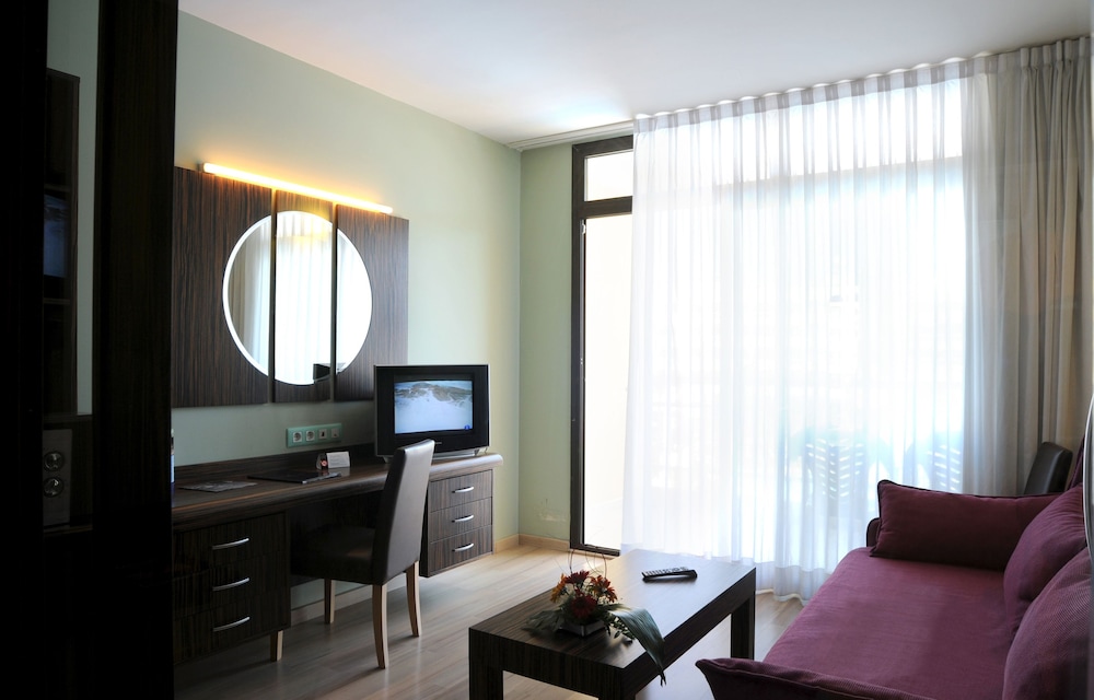 Evenia Olympic Palace — Hotel rooms in Lloret de Mar, Catalonia