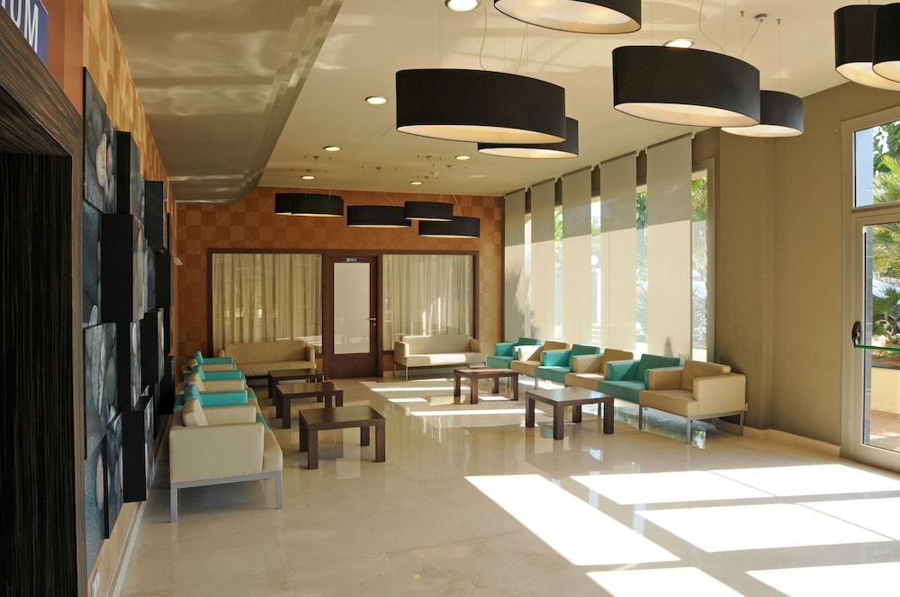 Evenia Olympic Palace — Hotel building in Lloret de Mar, Catalonia