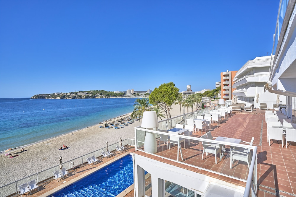 Flamboyan Caribe Hotel & Spa — Beach in Magaluf, Balearic Islands