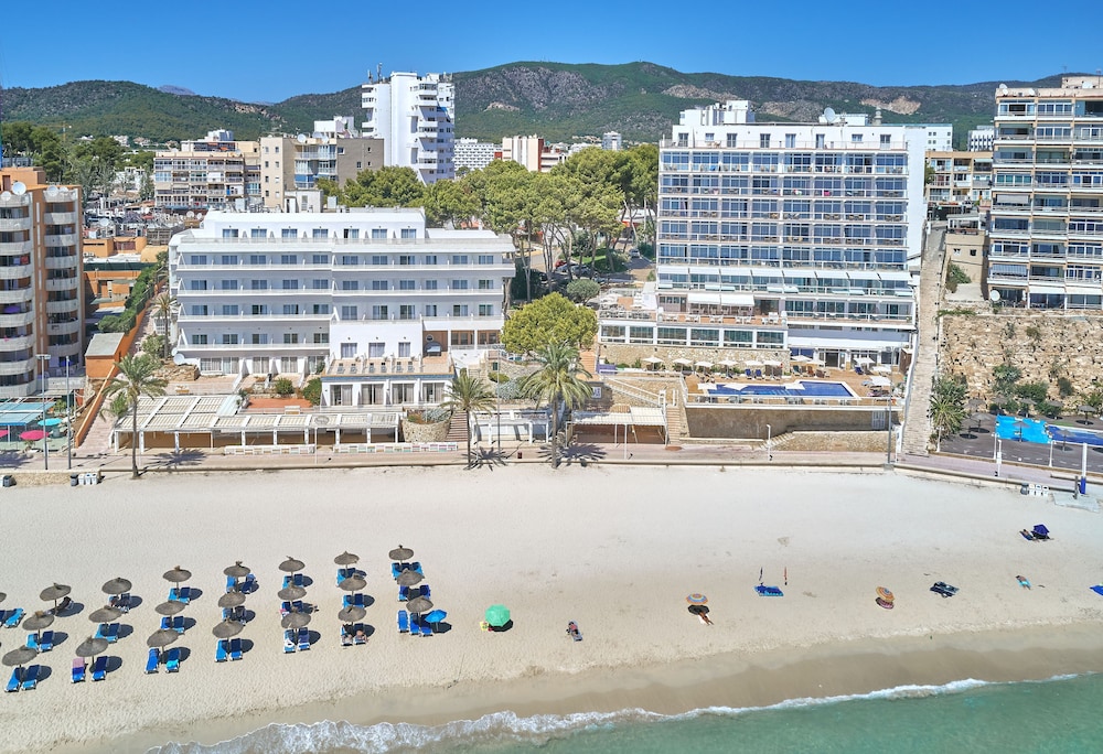 Flamboyan Caribe Hotel & Spa — Beach in Magaluf, Balearic Islands