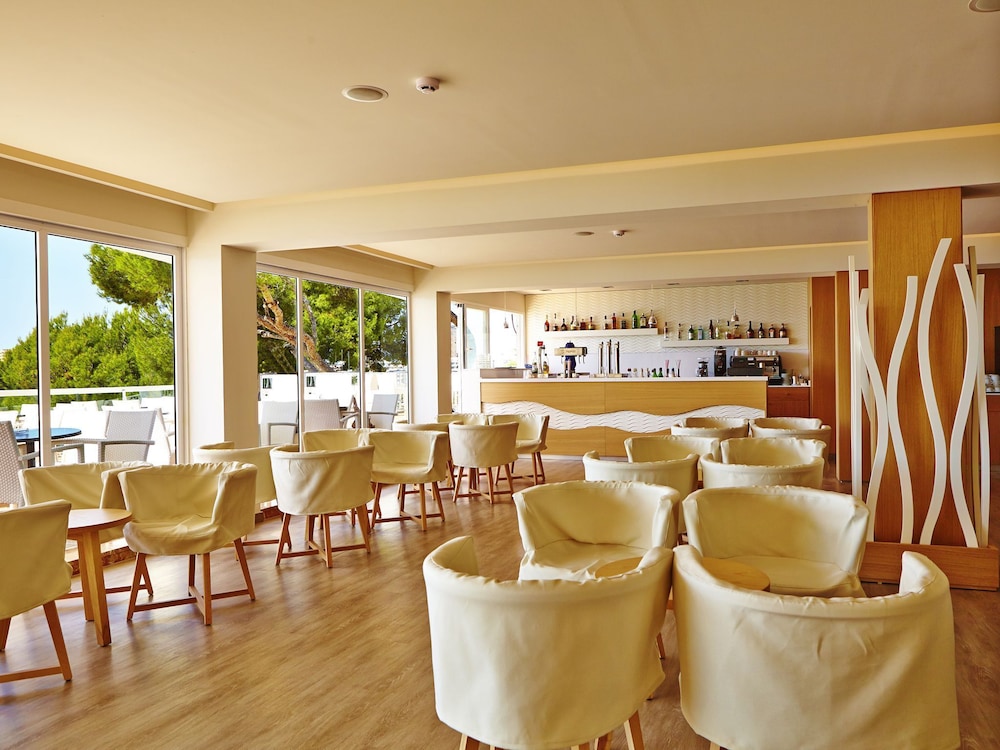 Flamboyan Caribe Hotel & Spa — Restaurant & bars in Magaluf, Balearic Islands