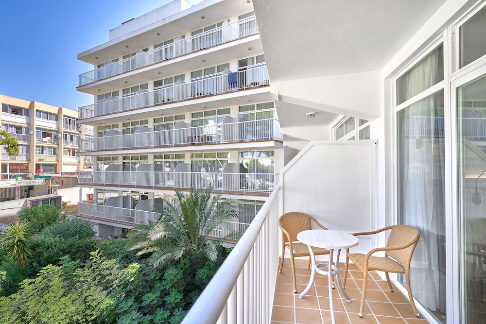Flamboyan Caribe Hotel & Spa — Hotel building in Magaluf, Balearic Islands