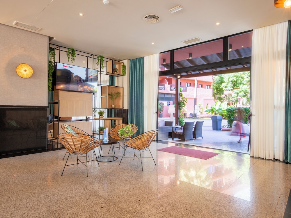 Aparthotel Fuengirola Beach — Hotel building in Fuengirola, Andalusia