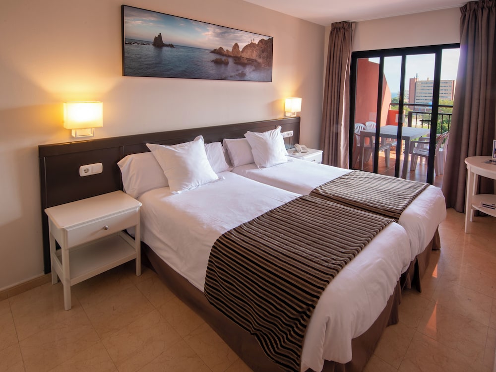 Aparthotel Fuengirola Beach — Hotel rooms in Fuengirola, Andalusia