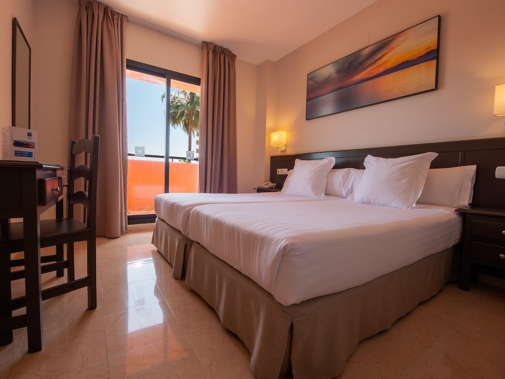 Aparthotel Fuengirola Beach — Hotel rooms in Fuengirola, Andalusia