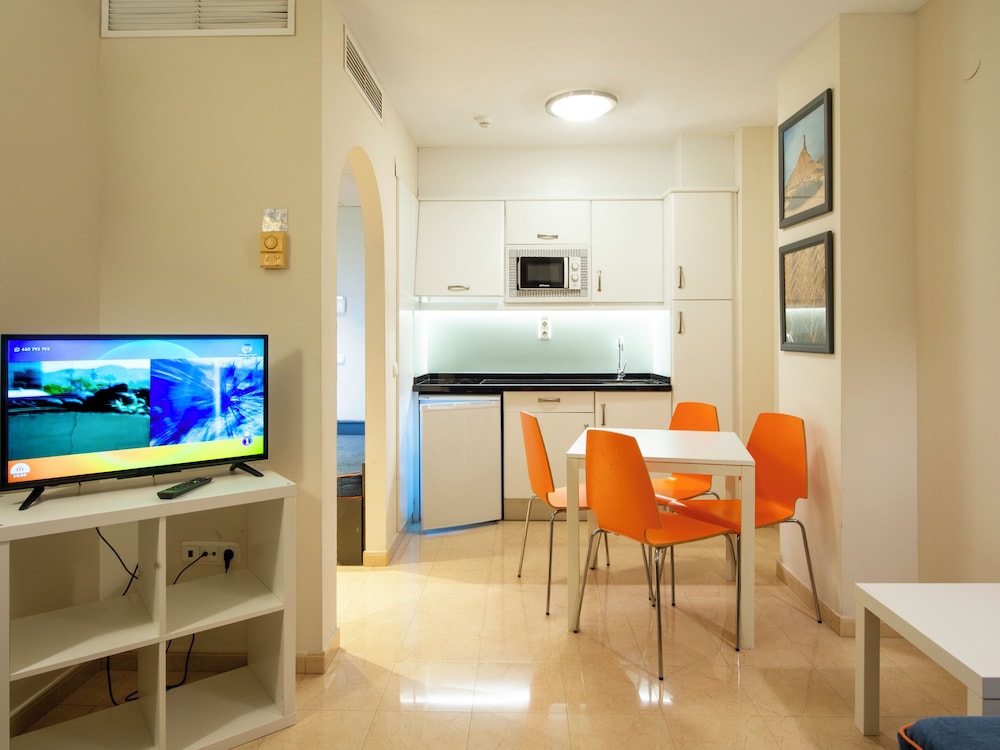 Aparthotel Fuengirola Beach — Hotel rooms in Fuengirola, Andalusia