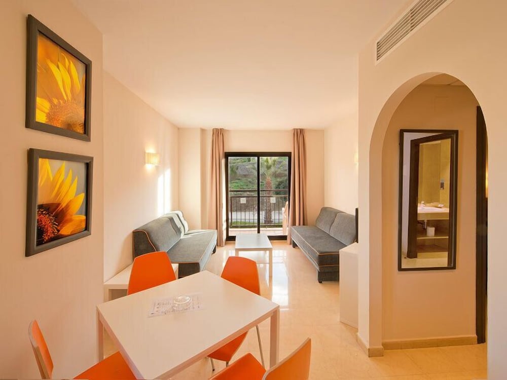 Aparthotel Fuengirola Beach — Hotel rooms in Fuengirola, Andalusia