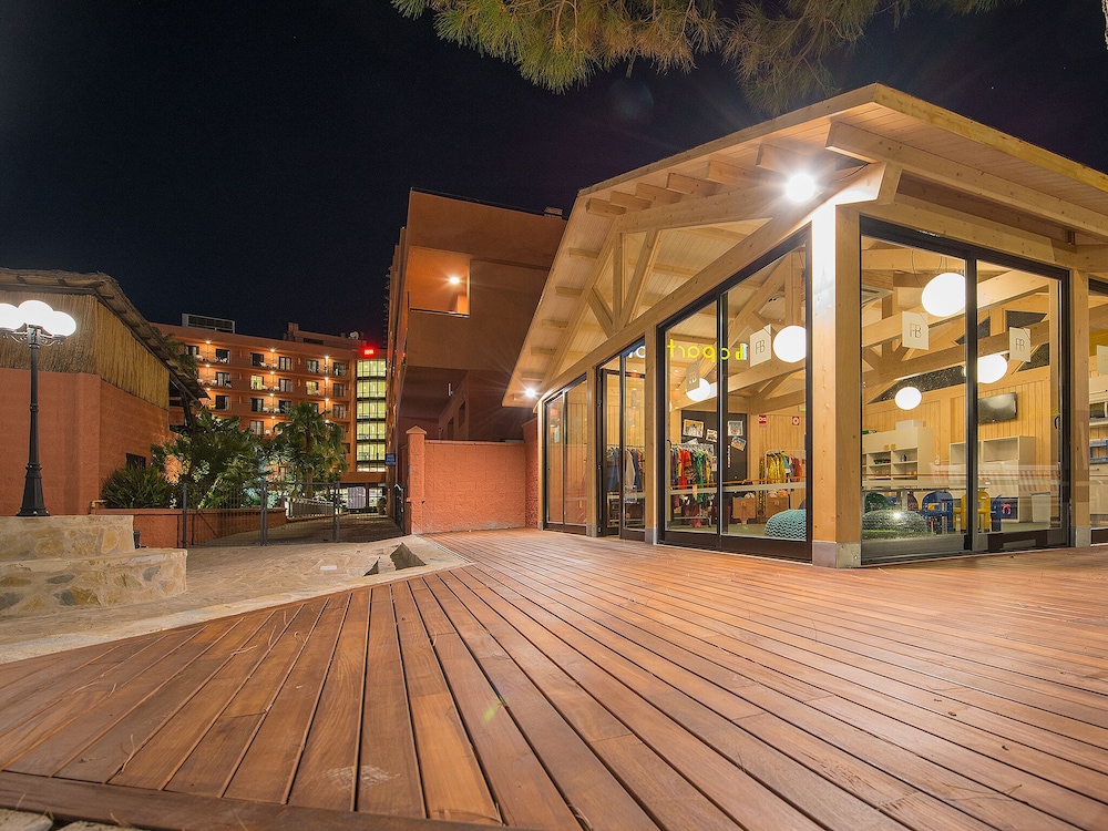 Aparthotel Fuengirola Beach — Hotel building in Fuengirola, Andalusia