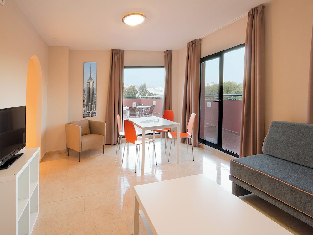 Aparthotel Fuengirola Beach — Hotel rooms in Fuengirola, Andalusia