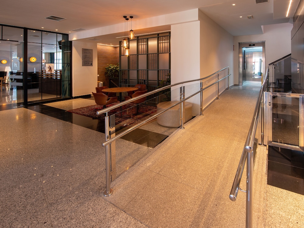 Aparthotel Fuengirola Beach — Hotel building in Fuengirola, Andalusia