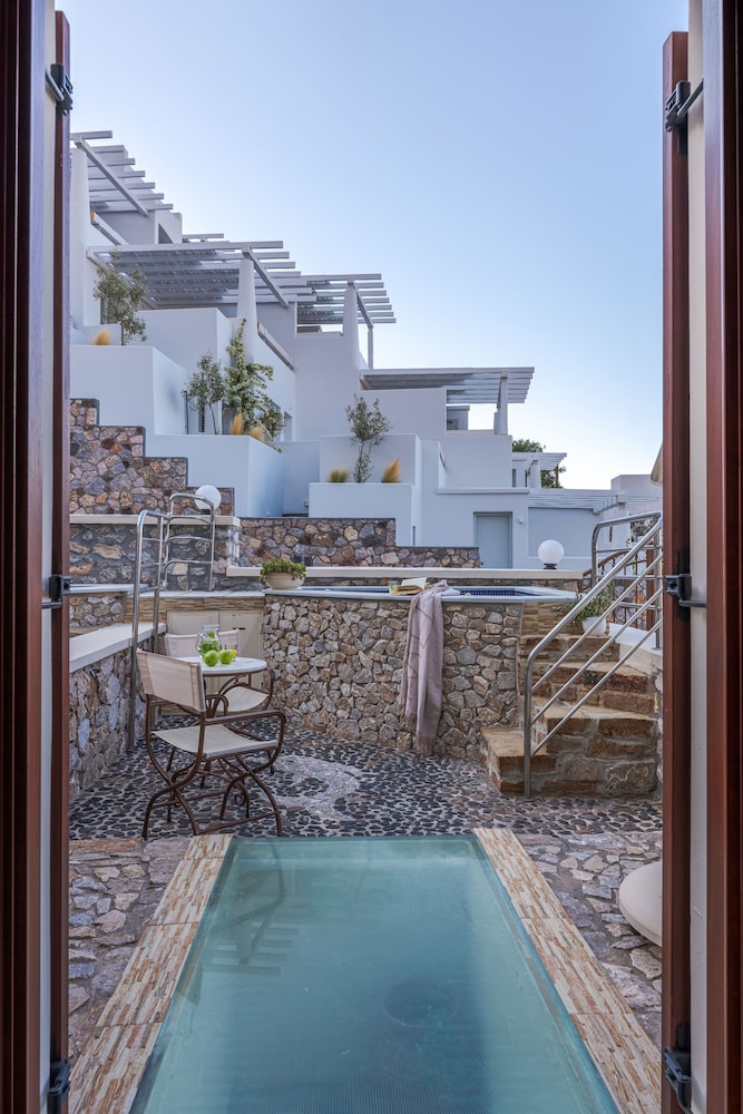 Epavlis Hotel & Spa — Hotel rooms in Kamari, South Aegean