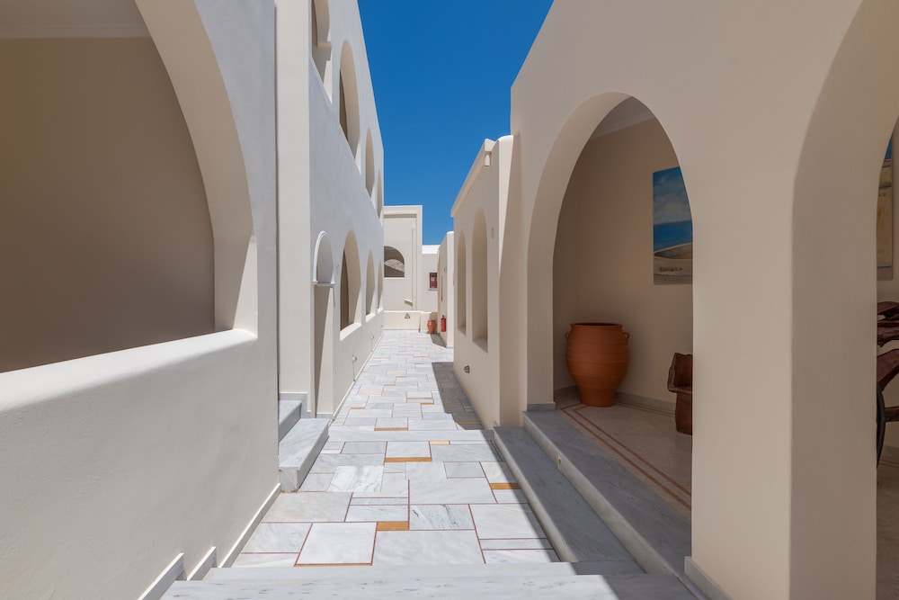 Epavlis Hotel & Spa — Hotel building in Kamari, South Aegean