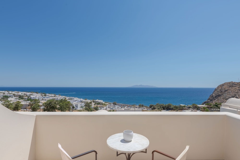 Epavlis Hotel & Spa — Hotel rooms in Kamari, South Aegean
