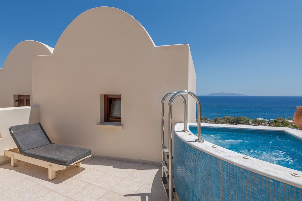 Epavlis Hotel & Spa — Swimming pool in Kamari, South Aegean