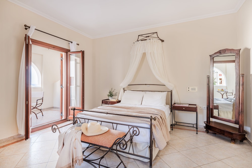 Epavlis Hotel & Spa — Hotel rooms in Kamari, South Aegean