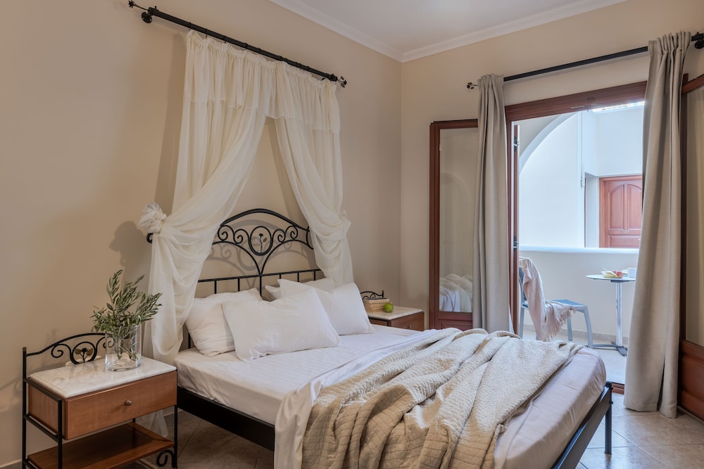 Epavlis Hotel & Spa — Hotel rooms in Kamari, South Aegean