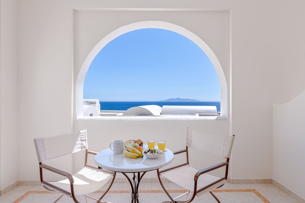 Epavlis Hotel & Spa — Hotel rooms in Kamari, South Aegean