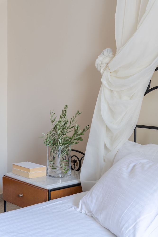 Epavlis Hotel & Spa — Hotel rooms in Kamari, South Aegean