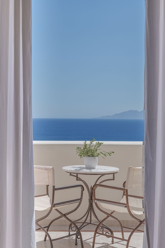 Epavlis Hotel & Spa — Hotel rooms in Kamari, South Aegean