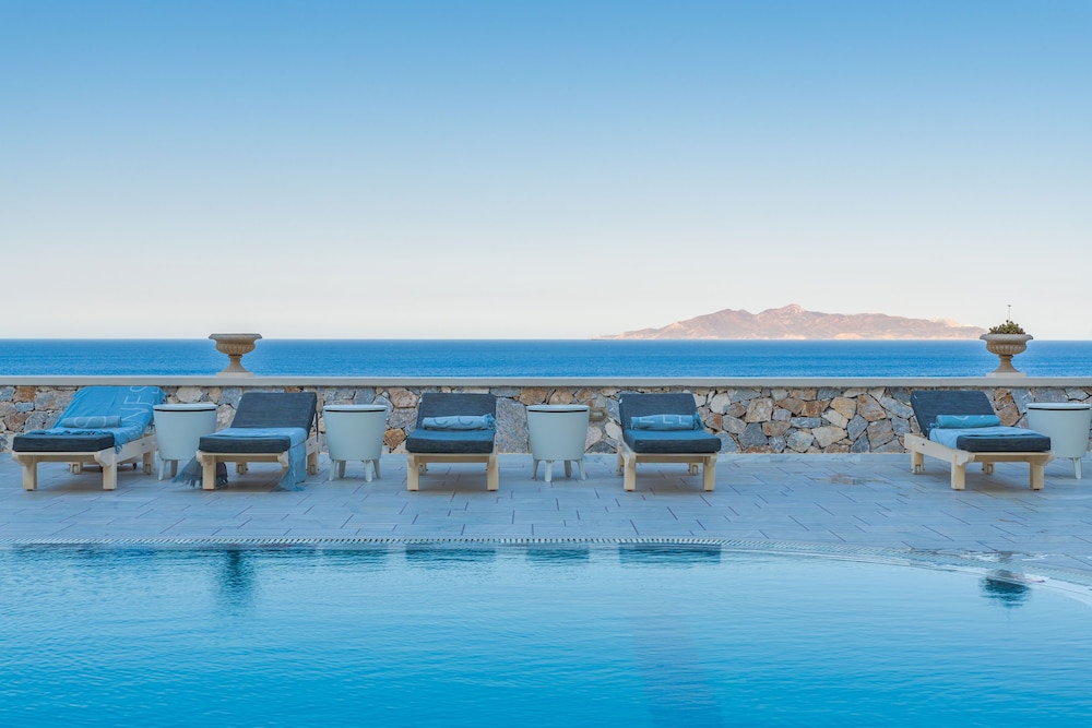 Epavlis Hotel & Spa — Swimming pool in Kamari, South Aegean