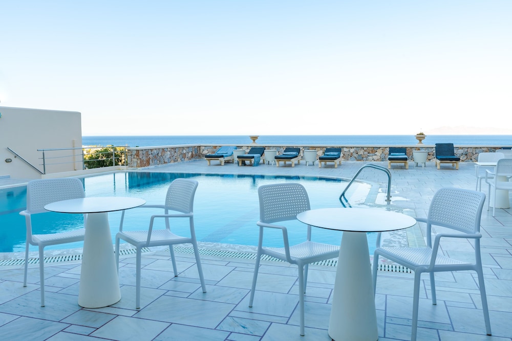 Epavlis Hotel & Spa — Swimming pool in Kamari, South Aegean