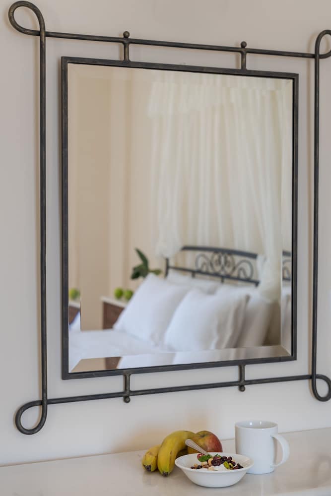 Epavlis Hotel & Spa — Hotel rooms in Kamari, South Aegean