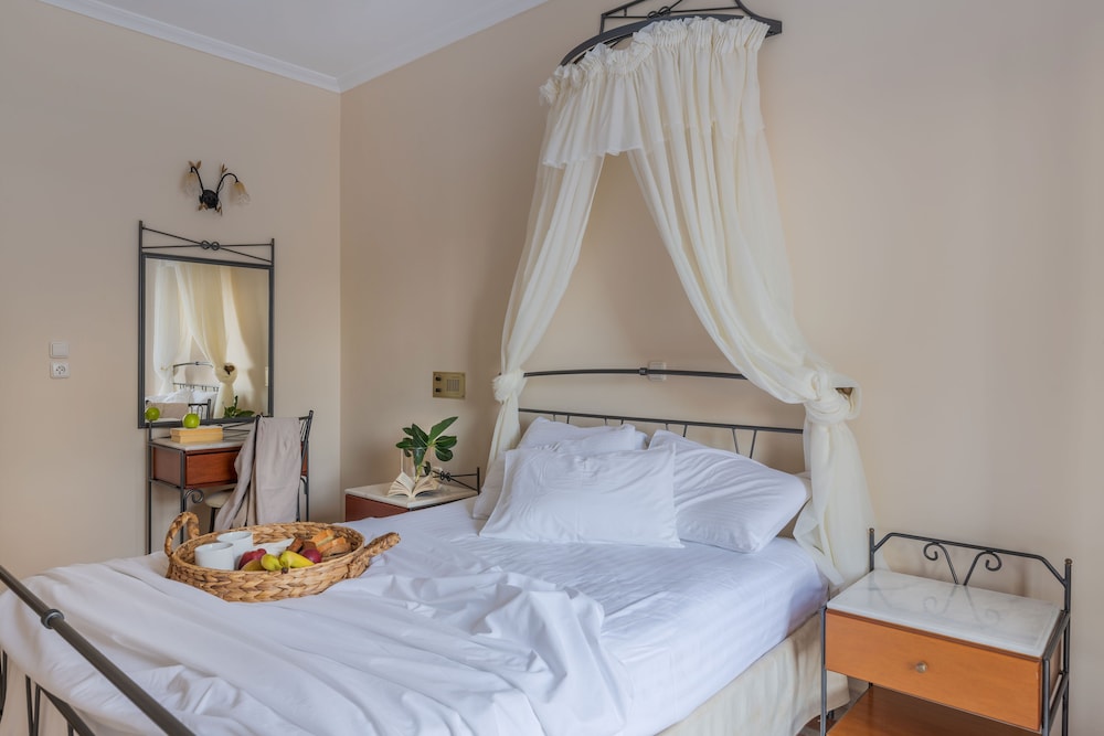 Epavlis Hotel & Spa — Hotel rooms in Kamari, South Aegean