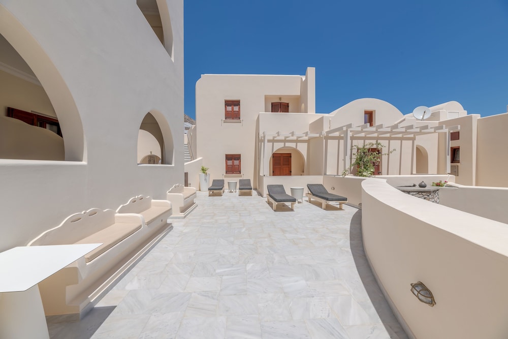 Epavlis Hotel & Spa — Hotel building in Kamari, South Aegean