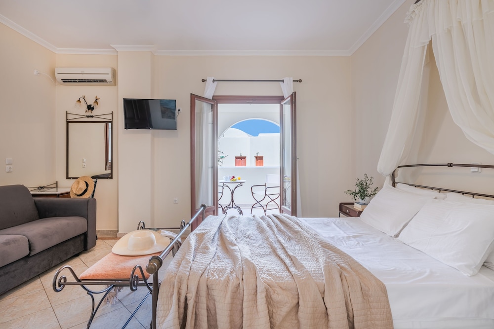 Epavlis Hotel & Spa — Hotel rooms in Kamari, South Aegean