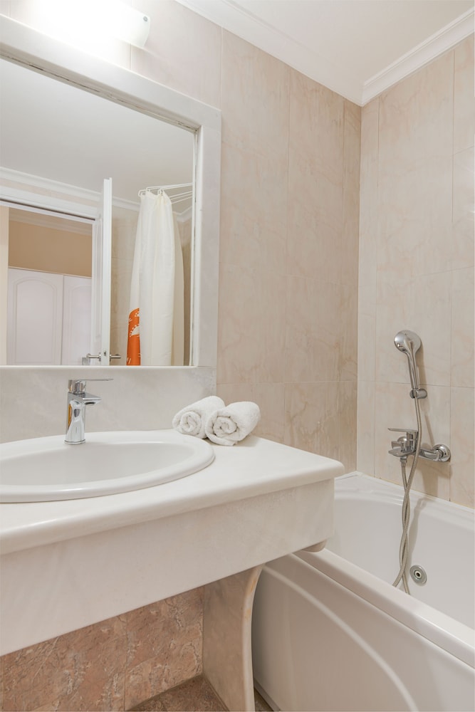 Epavlis Hotel & Spa — Hotel rooms in Kamari, South Aegean