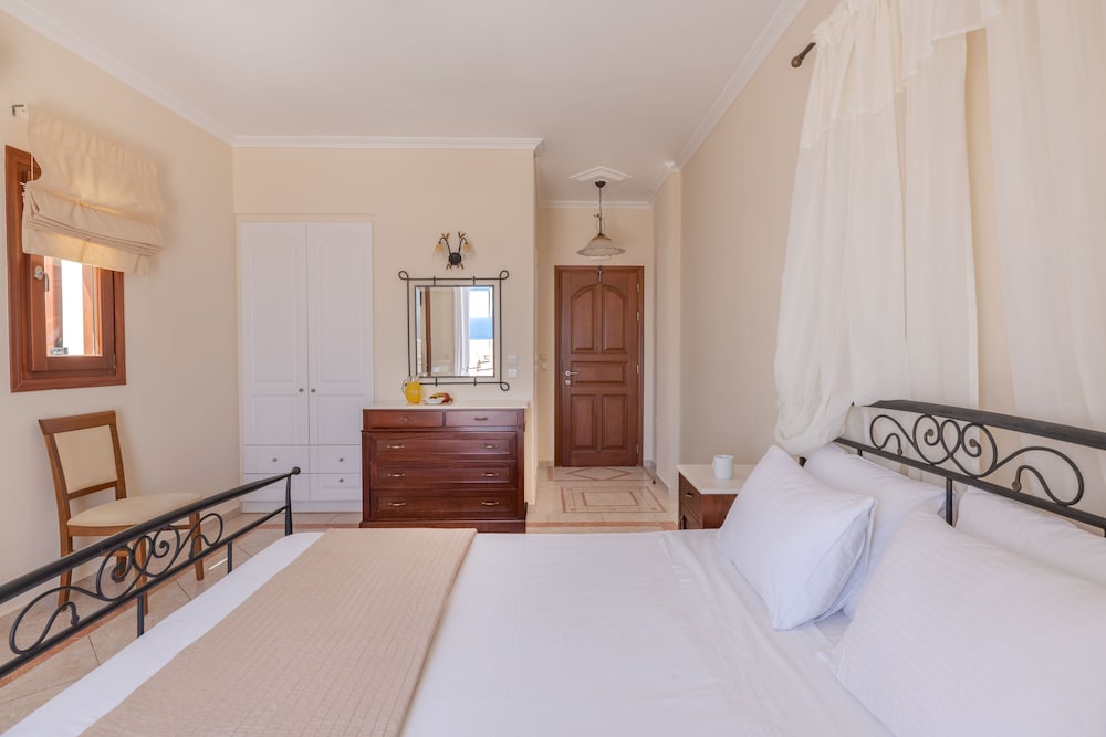 Epavlis Hotel & Spa — Hotel rooms in Kamari, South Aegean
