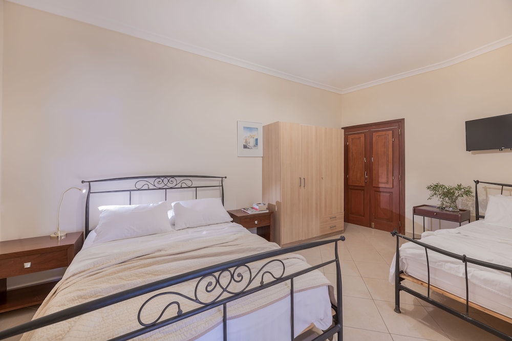 Epavlis Hotel & Spa — Hotel rooms in Kamari, South Aegean