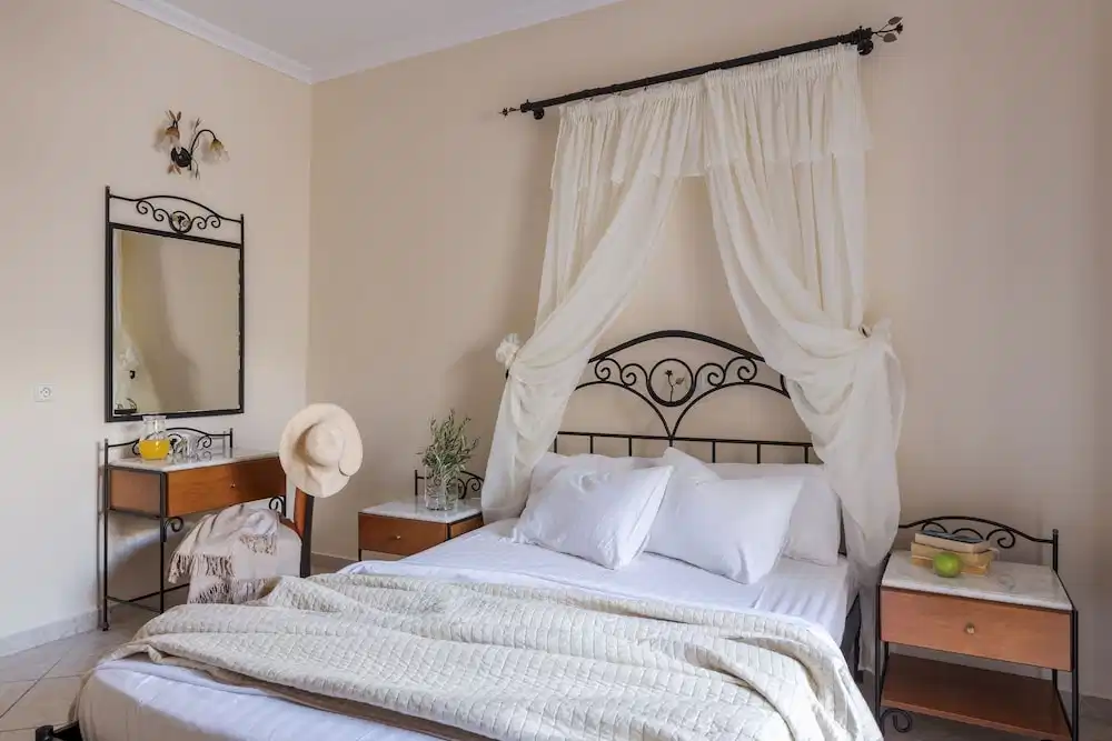 Epavlis Hotel & Spa — Hotel rooms in Kamari, South Aegean