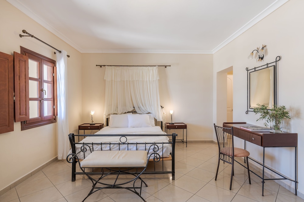 Epavlis Hotel & Spa — Hotel rooms in Kamari, South Aegean
