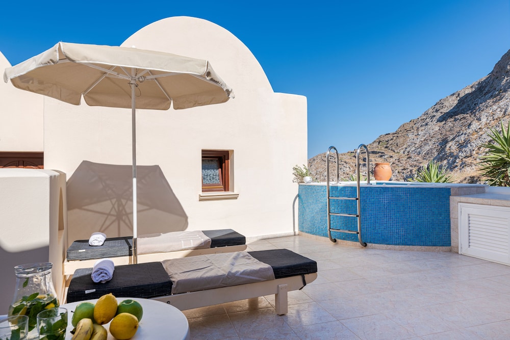 Epavlis Hotel & Spa — Swimming pool in Kamari, South Aegean