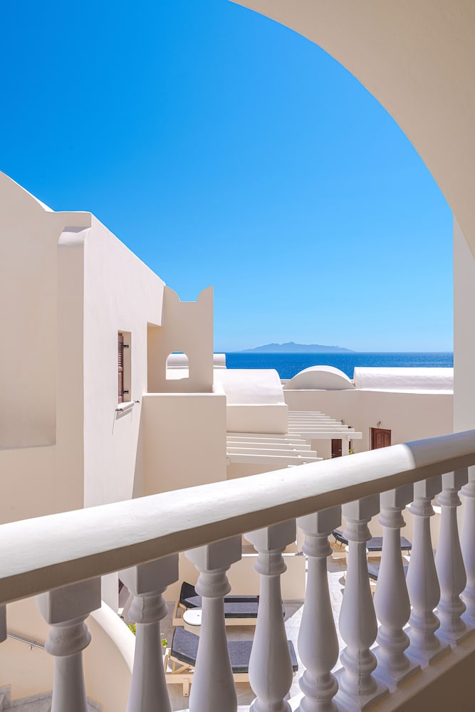 Epavlis Hotel & Spa — Hotel rooms in Kamari, South Aegean