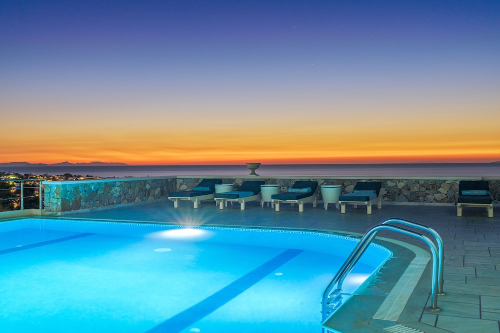 Epavlis Hotel & Spa — Swimming pool in Kamari, South Aegean