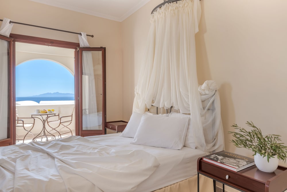 Epavlis Hotel & Spa — Hotel rooms in Kamari, South Aegean