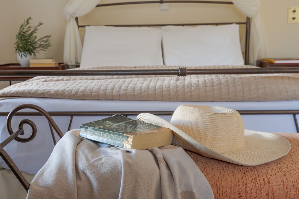 Epavlis Hotel & Spa — Hotel rooms in Kamari, South Aegean