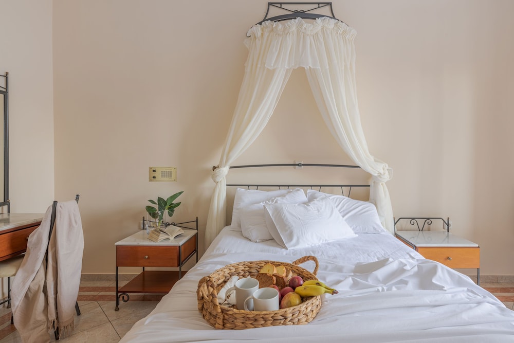 Epavlis Hotel & Spa — Hotel rooms in Kamari, South Aegean