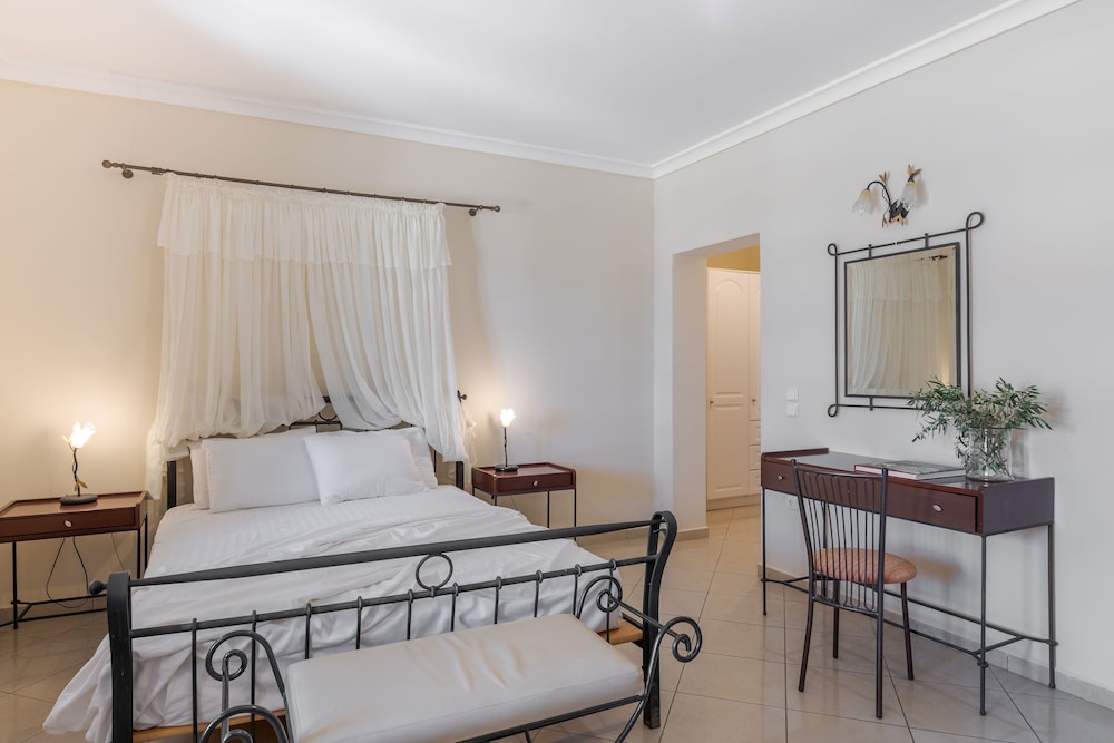 Epavlis Hotel & Spa — Hotel rooms in Kamari, South Aegean